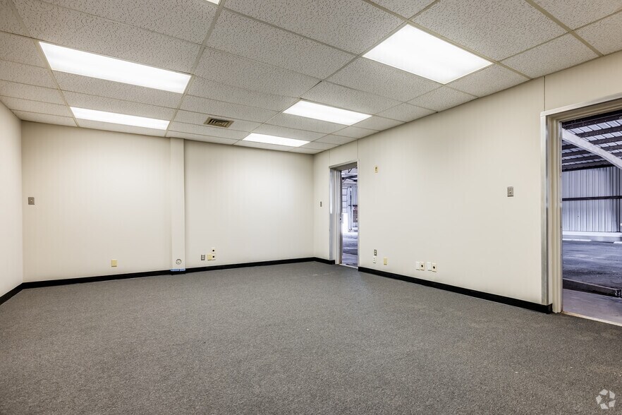 More Photos Of 605 E Yukon Rd, Odessa Warehouse For Lease