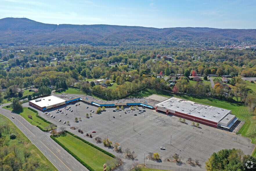 More Photos Of 1000-1088 Memorial Dr, Pulaski Department Store For Lease