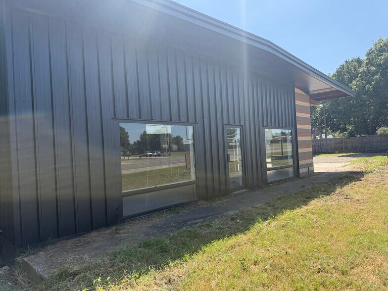 More Photos Of 18718 NE 23rd St, Harrah Industrial For Lease