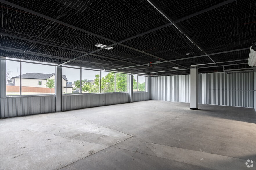 More Photos Of 1600 W Plano Pky, Plano Warehouse For Lease