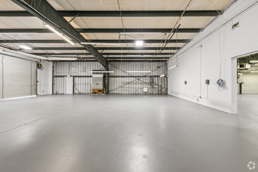 More Photos Of 4408 Corporate Sq, Naples Manufacturing For Sale