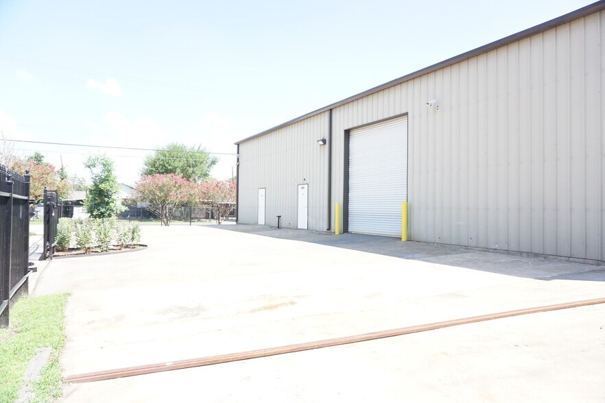 More Photos Of 5603 Northdale St, Houston Warehouse For Lease