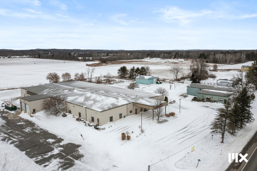 More Photos Of 21685 Northland Dr, Paris Distribution For Sale