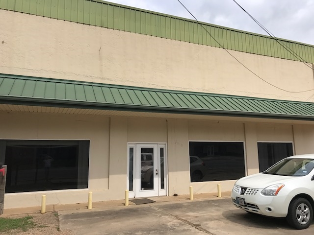 Primary Photo Of 1010 Nacogdoches St, Center Office For Sale