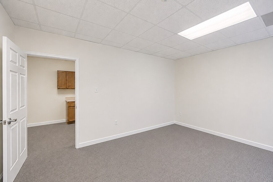 More Photos Of 10310 Memory Ln, Chesterfield Office For Sale