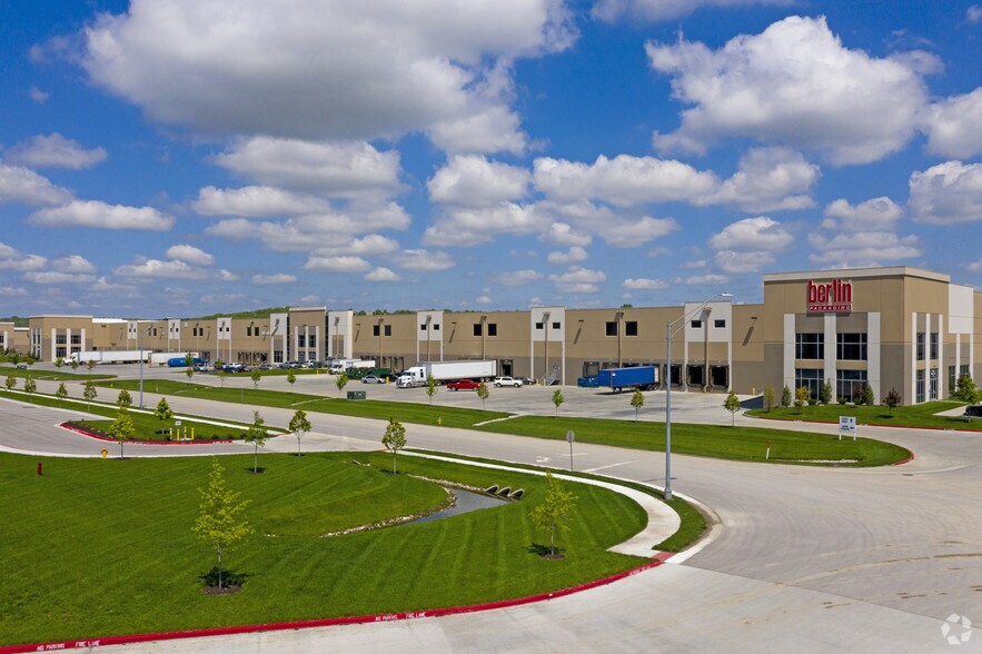 More Photos Of 4400 NW 41st St, Riverside Distribution For Lease