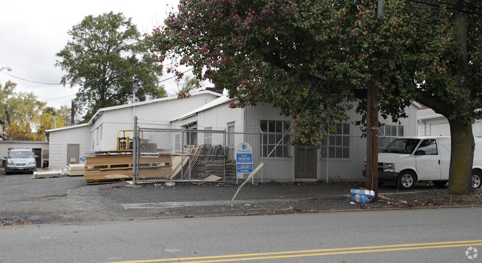 More Photos Of 131 Lincoln Blvd, Middlesex Manufacturing For Lease