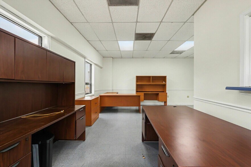 More Photos Of 1445 Cleveland Ave, East Point Showroom For Sale