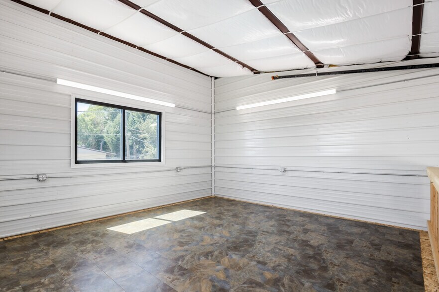 More Photos Of 560-580 Ames St, Lakewood Industrial For Sale