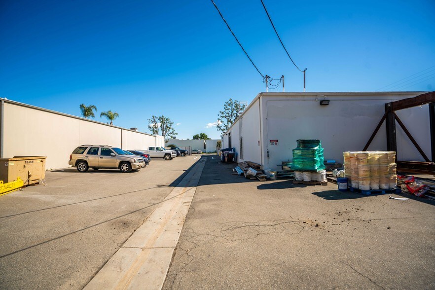 More Photos Of 2141 S DuPont Dr, Anaheim Warehouse For Lease