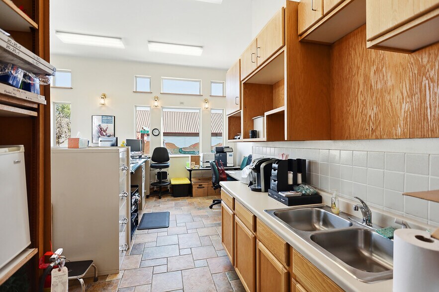 More Photos Of 501 Deschutes Ave, Maupin Freestanding For Sale