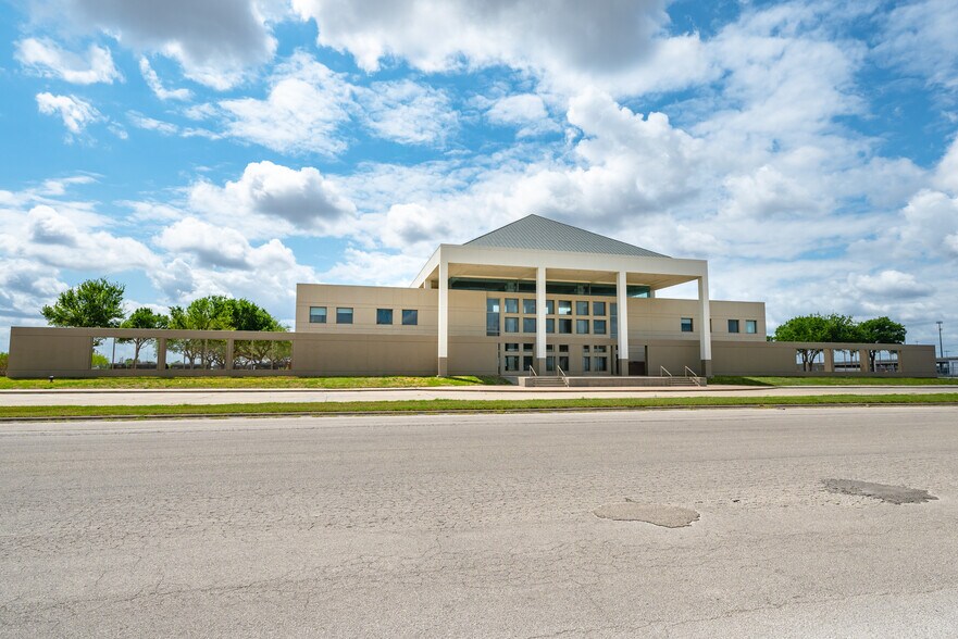 More Photos Of 1024 Texas Yes Blvd, Robstown Office For Lease