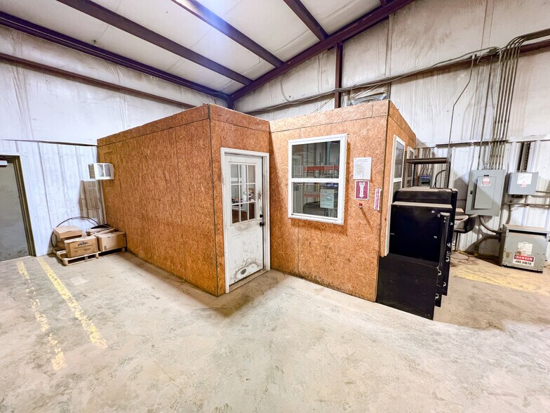 More Photos Of 3201 W Murphy St, Odessa Warehouse For Sale