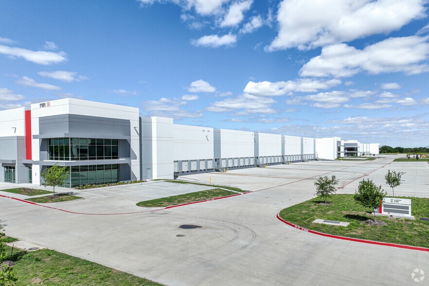 More Photos Of 7500-7601 Oak Grove Rd, Fort Worth Industrial For Lease