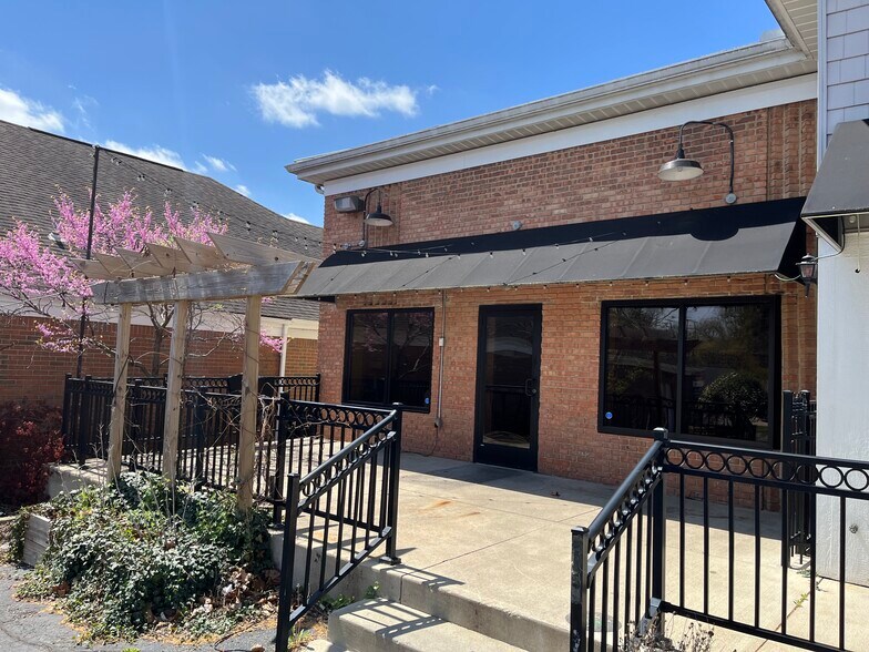 More Photos Of 5617 N High St, Columbus Restaurant For Lease