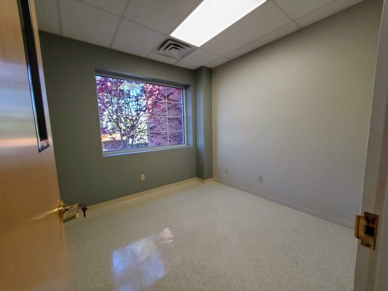 More Photos Of 238 Bay St, Queensbury Showroom For Lease