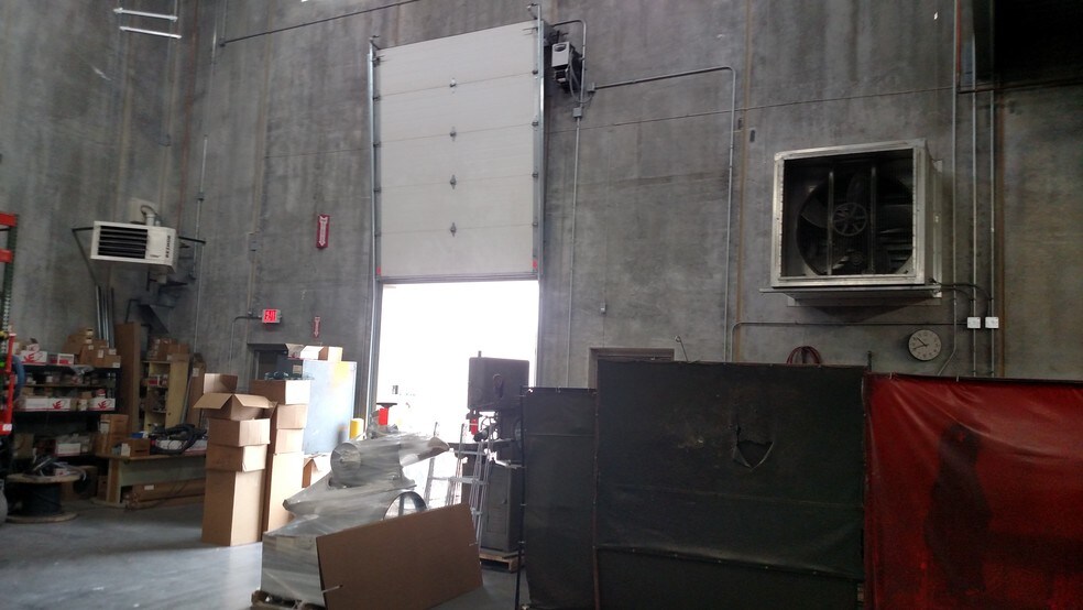 More Photos Of 5564 N 152nd St, Hugo Warehouse For Lease