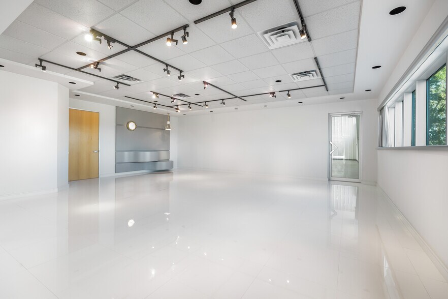 More Photos Of 15315 W Highway 71, Austin Showroom For Sale