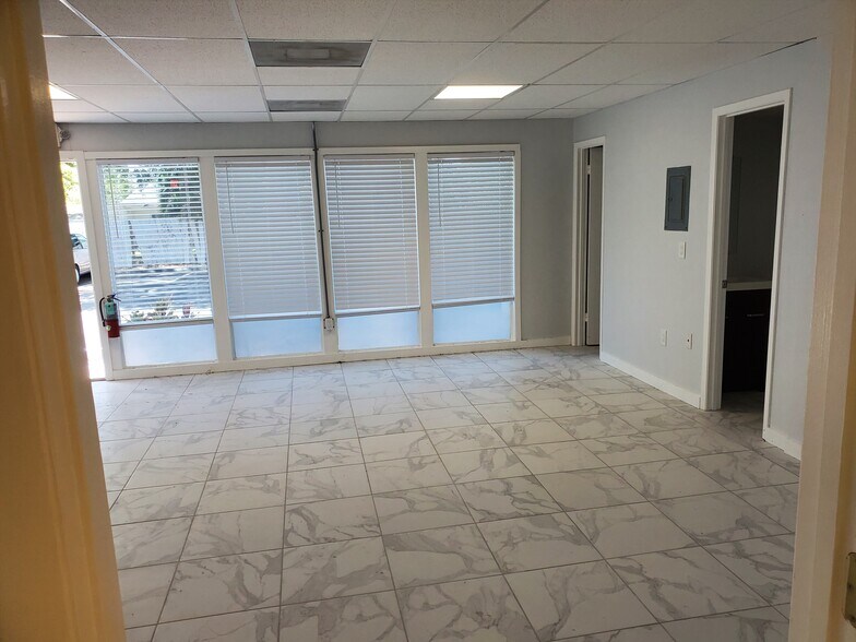 More Photos Of 2015 S Tuttle Ave, Sarasota Medical For Sale