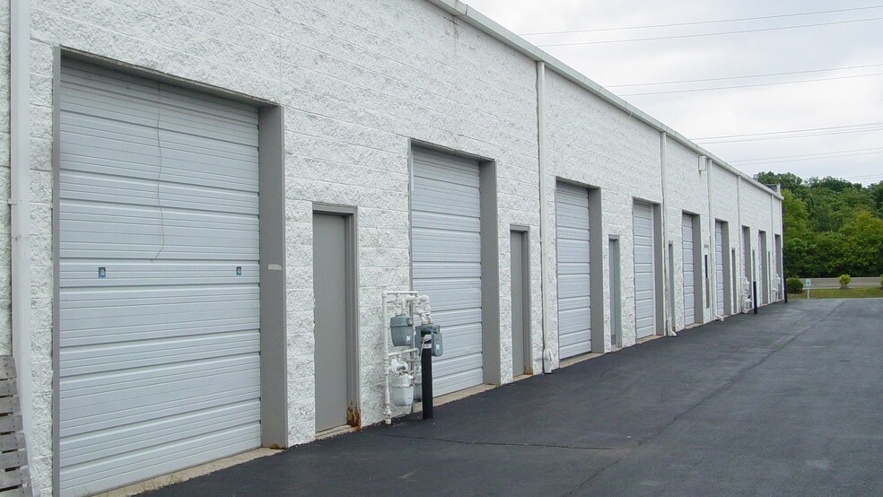 More Photos Of 37 Sherwood Ter, Lake Bluff Warehouse For Lease