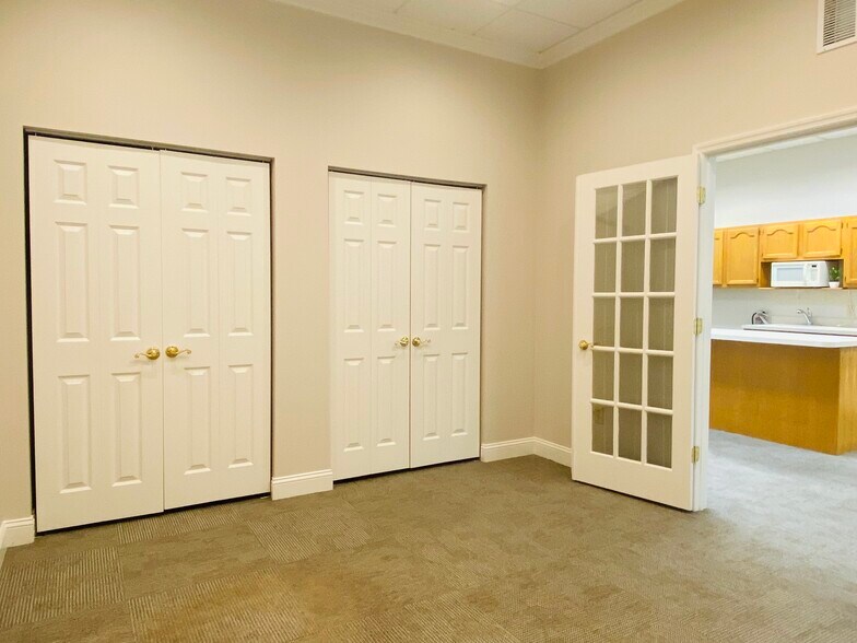 More Photos Of 12276 San Jose Blvd, Jacksonville Coworking Space
