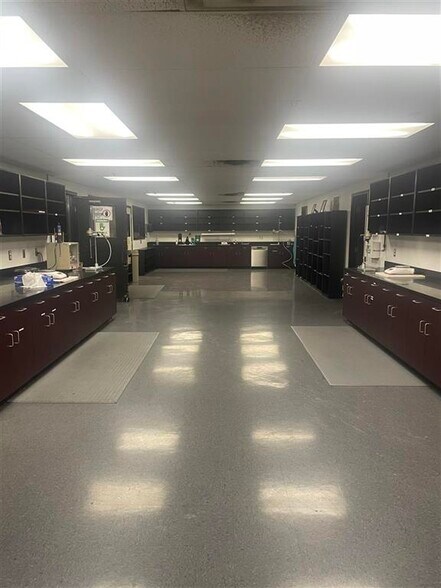 More Photos Of 210 SW Texas Ave, Lawton Warehouse For Lease