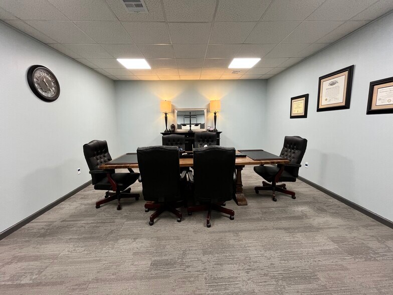 More Photos Of 320 W Broadway St, Okemah Office For Sale