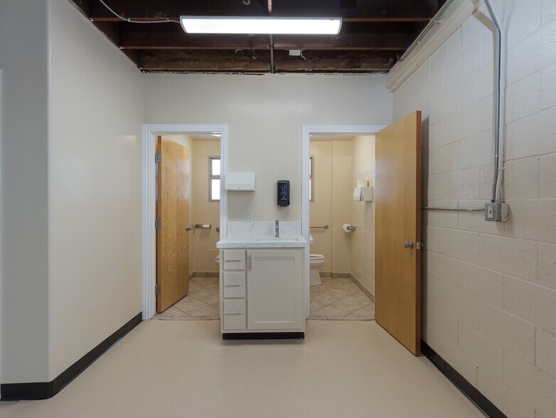 More Photos Of 11708 Inglewood Ave, Hawthorne Warehouse For Sale