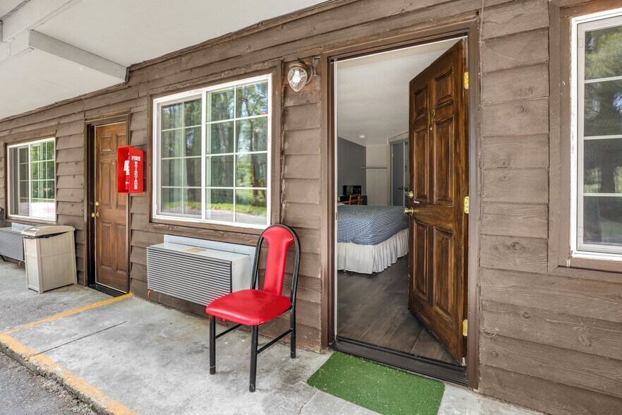 More Photos Of 44618 State Route 20, Concrete Hotel For Sale