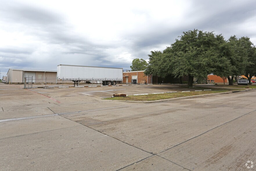 More Photos Of 300 S Kirby St, Garland Warehouse For Lease