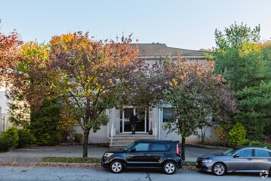 More Photos Of 401 Bloomingdale Rd, Staten Island Office For Sale