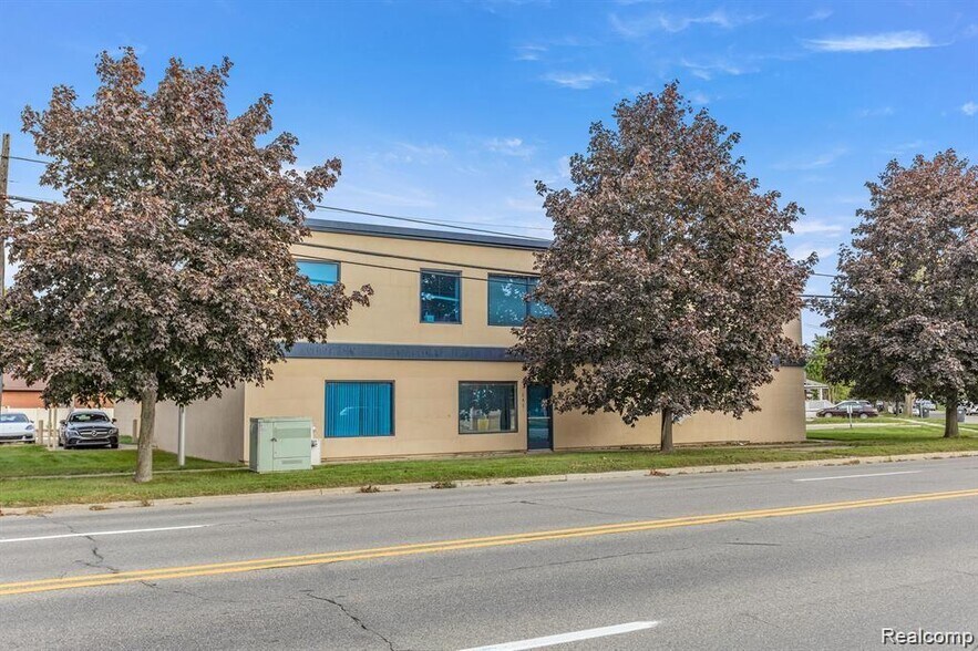 More Photos Of 3020 Oakwood Blvd, Melvindale Office For Sale