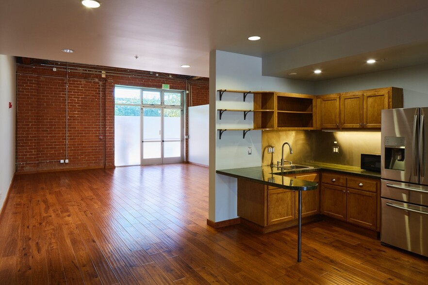 More Photos Of 2435-2449 N Naomi St, Burbank Loft Creative Space For Lease