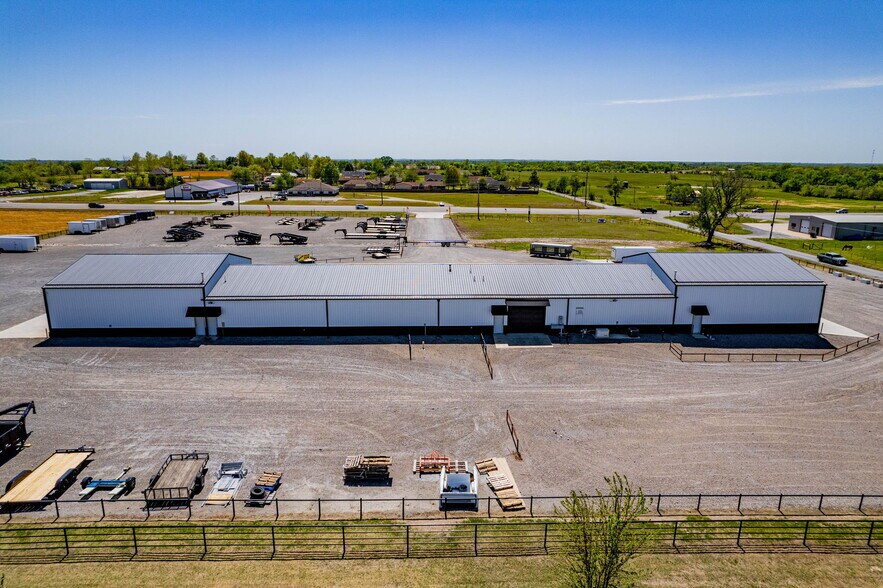 More Photos Of 26091 OK-51, Wagoner Showroom For Sale