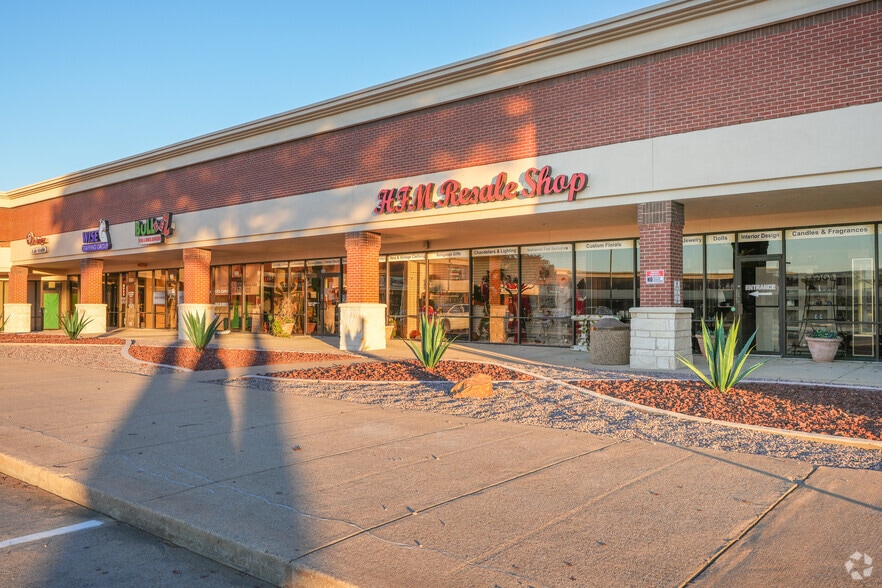 More Photos Of 901 N Polk St, DeSoto General Retail For Lease