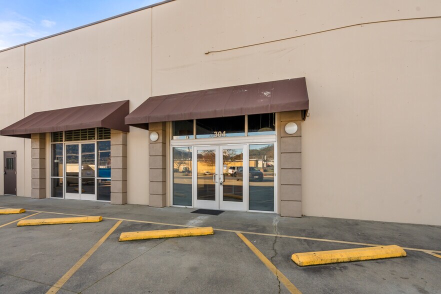 More Photos Of 304-350 NE Agness Ave, Grants Pass Unknown For Lease