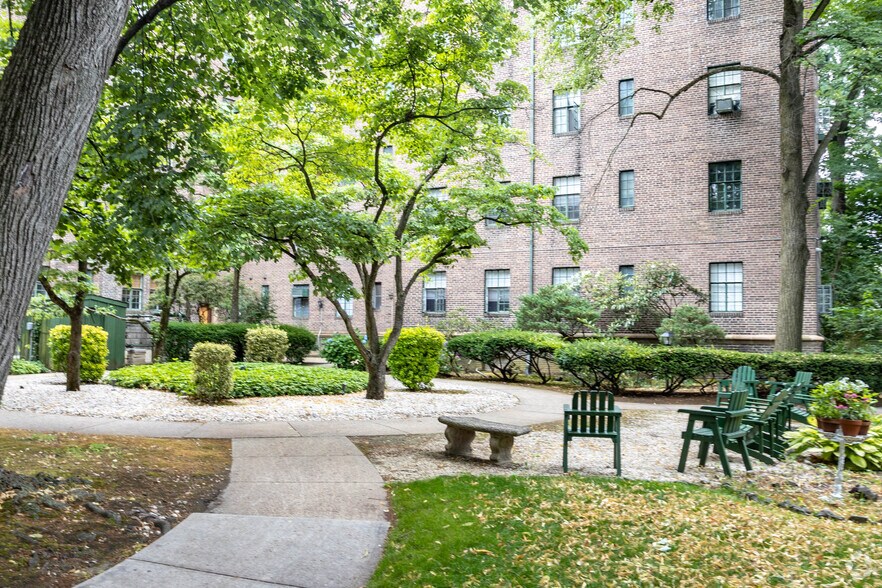 More Photos Of 160 Middle Neck Rd, Great Neck Apartments For Lease