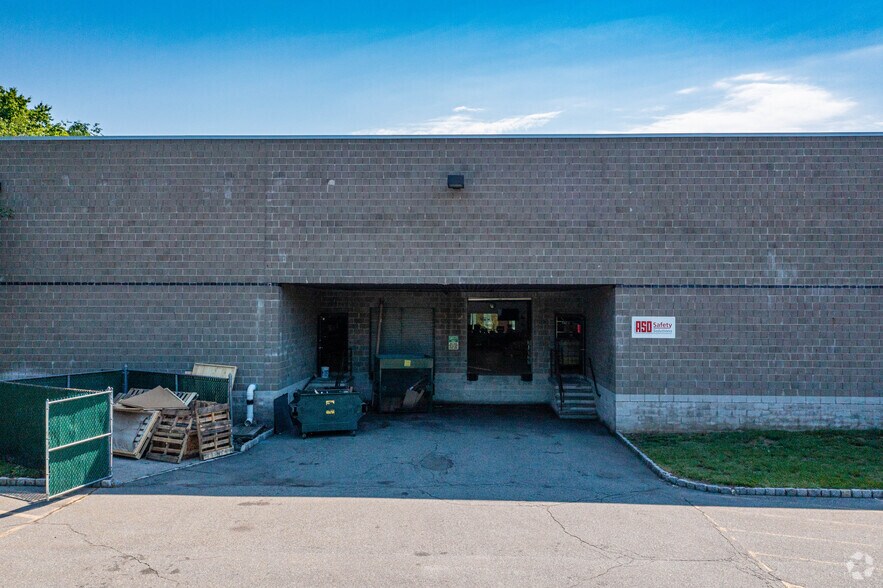 More Photos Of 300 Roundhill Dr, Rockaway Warehouse For Lease