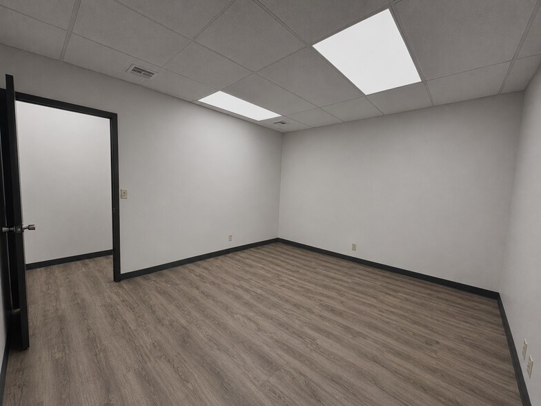 More Photos Of 3601 W Harry St, Wichita Flex For Lease