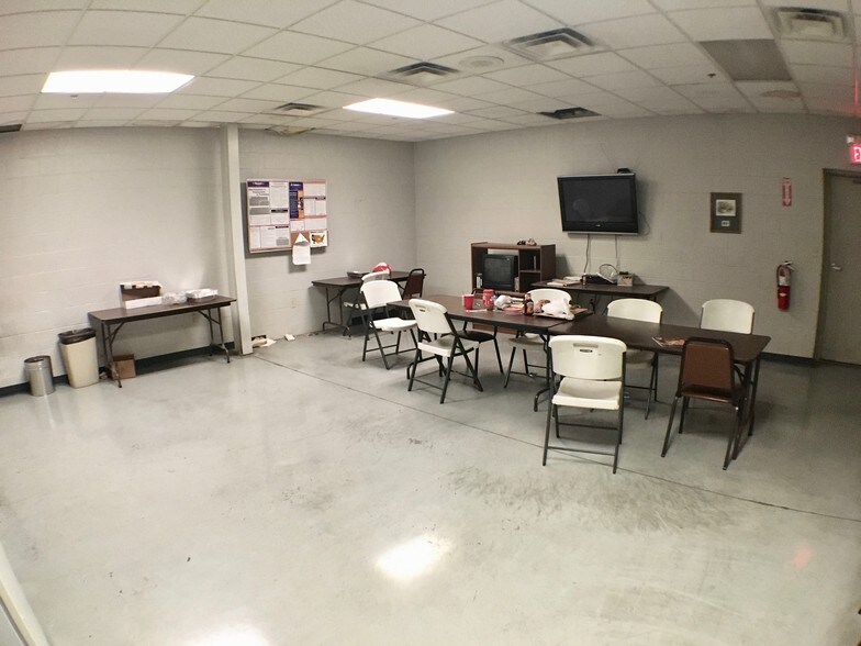 More Photos Of 2146 E Pythian St, Springfield Warehouse For Sale