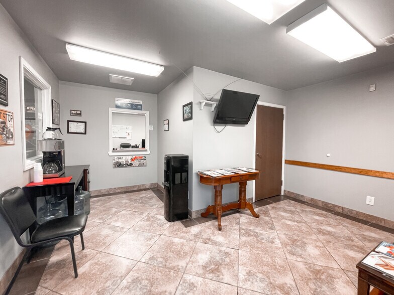 More Photos Of 912 SW 15th St, Wagoner Warehouse For Sale