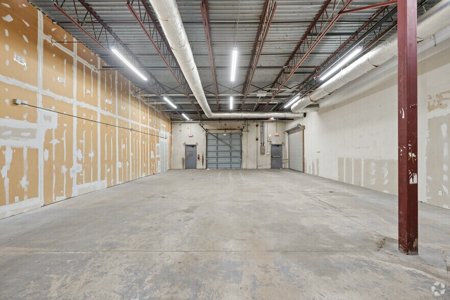 More Photos Of 1400 Summit Ave, Plano Showroom For Lease