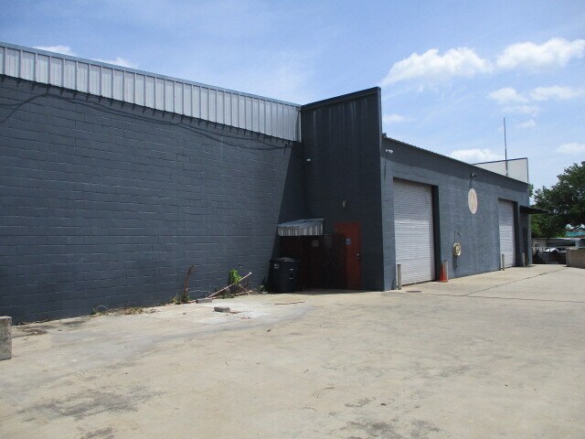 More Photos Of 3212 S Main St, Fort Worth Warehouse For Sale