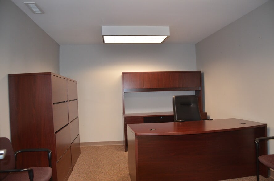 More Photos Of 718 N Bridge St, Yorkville Office For Lease
