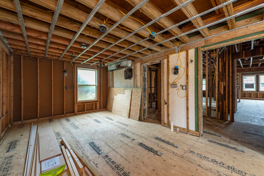 More Photos Of 5 All Souls Cres, Asheville Freestanding For Lease