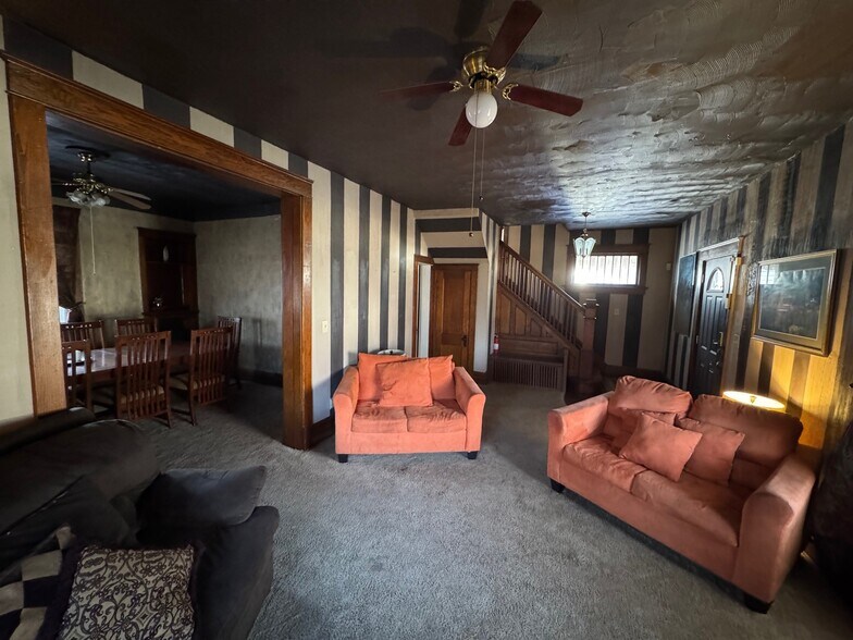 More Photos Of 1009 SW Huntoon St, Topeka Specialty For Sale