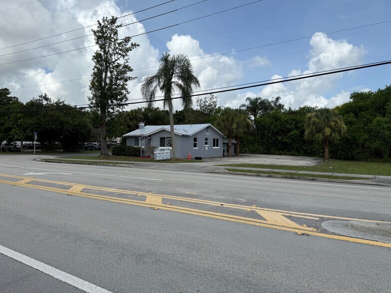 More Photos Of 1320 SE Palm Beach Rd, Stuart Medical For Sale