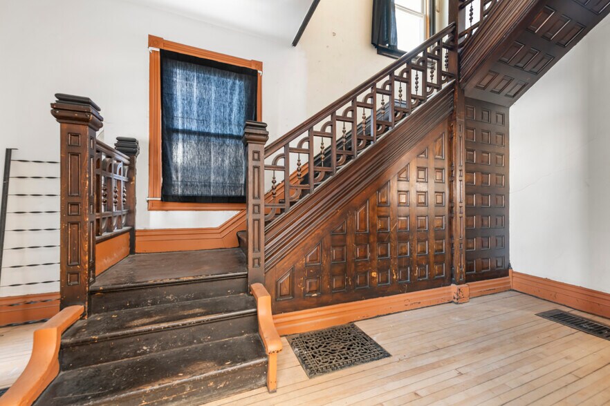 More Photos Of 3003 E Grand Blvd, Detroit Showroom For Sale
