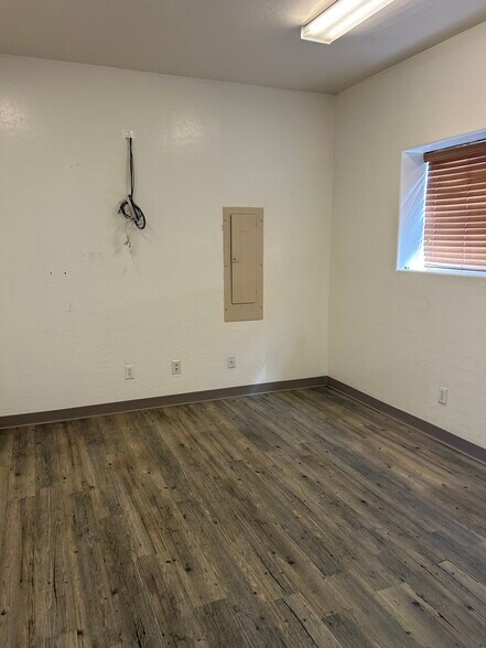 More Photos Of 700 S Bennett Dr, Dewey Warehouse For Lease