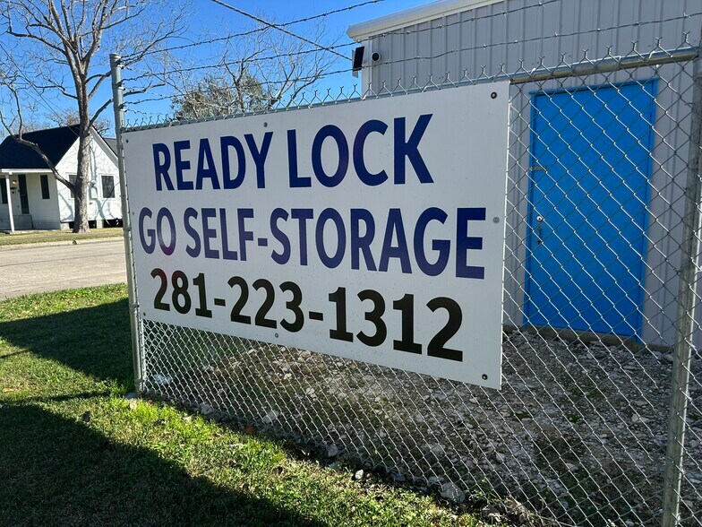 More Photos Of 150 Live Oak St, Webster Self Storage For Sale